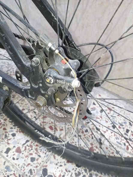 السلام عليكم للبيع نوعية (افا جبلي) اوربي اصلي البايسكل نضيف مابي اي نقص 7سرع خلفي و3امامي شغالات ابركات شغالات السعر١٣٠  وبي مجال الاستفسار علئ هذا الرقم (***********)
