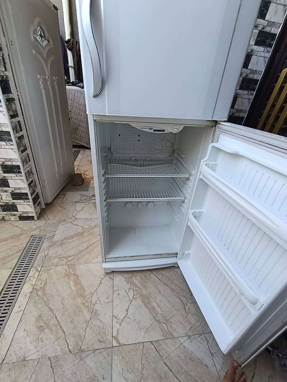 ثلاجه للبيع مكانه ناصريه مركز سعر 200
***********
