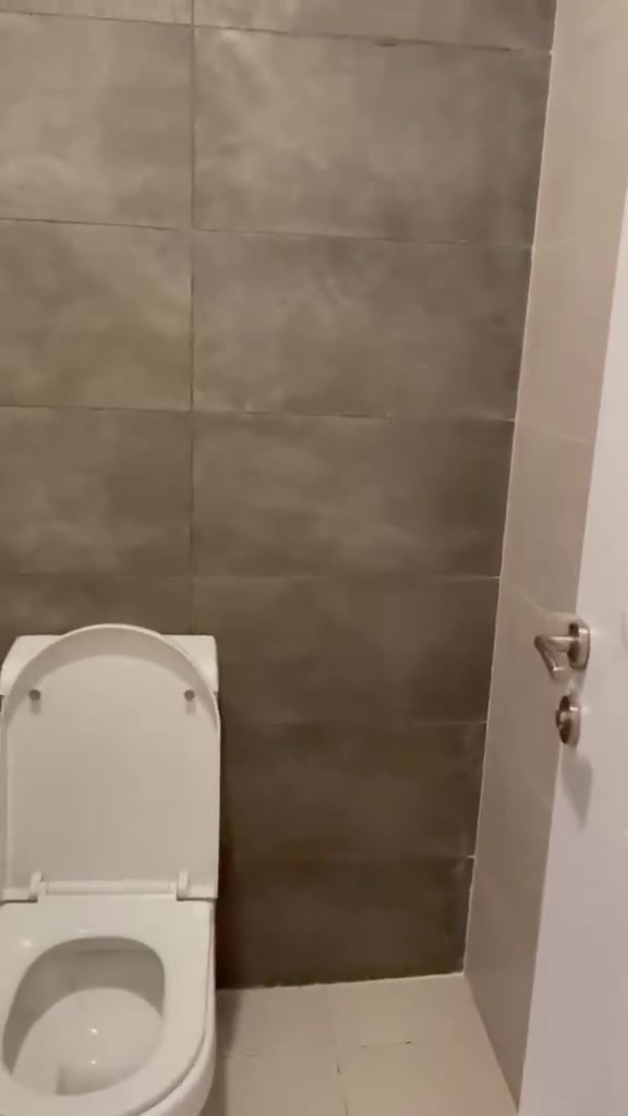 📢 شقة للبيع – مجمع السلام السكني  فرصة لا تعوض
📍 الموقع: مجمع السلام حي الجهاد 
🏢 البناية: B2
📐 المساحة:113 م
🏙️ الطابق: 2
الشقه رکنیه وتحتوی علی 3بلکونات،تشمل غرفتین وحمامین والحیطان مغلفه بورق الجدران والنظافه فول 
💰 السعر المطلوب: 90 مليون
💳 القسط الشهري:558 ألف
🏦 المتبقي من القرض: 100مليون
✅ المسدد من القرض: أكثر من مليون
🔥 سعر مميز جداً مقارنة بالسوق – فرصة للاستثمار أو السكن الراقي
⚡ جاهزة للنقل الفوري – لا تفوّت الفرصة
📌 المجمع متكامل الخدمات وموقع حي الجهاد مرغوب 
ملاحظه اني مالك الشقة

📲 ***********
