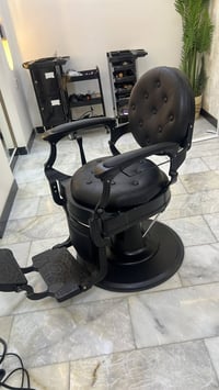 كرسي حلاقة ملكي لون اسود مات للبيع الاستعمال شهر واحد الكرسي نضيف وبحا...