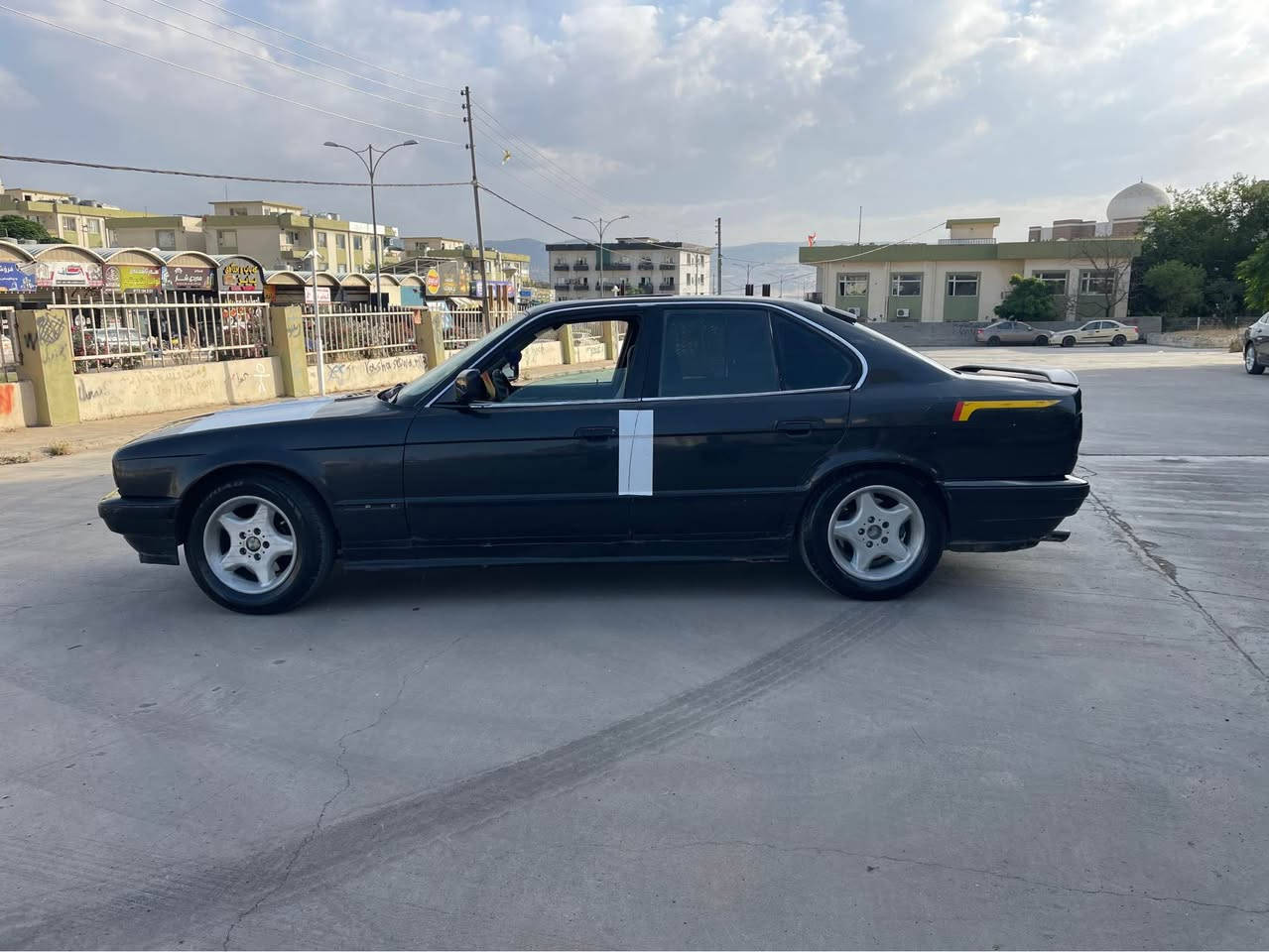 سەرەتا بەناوی خودا❤️❤️
BMW    مۆدێل:1991
مەكینە(525)كەپس گێڕ عادی
سعری (25)گەڵا 
ئاڕم پلاستیك هەولێر بەشەرتی ئەوەلیاتت موسو بڕاوە بەشەرت 
مەكینەو گێڕو ئەكسلی بەشەرت 
دوكەڵو بوخاری نیە كارەبای گشتگیانی بەشەرتت 
ئێنفلۆی بەشەرت
گەرمی بەشەرت 
تەبریدی نەقسی هەیە 
دەعمو لێدراوی قورسی نیە 
داشبوڵو بەرەدەرگای زۆر جوانو پاك ماوەتەوە . چوارجام كارەبا
سڵایتە مەزبوت ئیشەكاتت 
چوارتایەی لۆكی لەژێرە سپێری 
لۆكی لەگەڵە 
لێچونی گێڕو مەكینەو ئەكسلیشی بەشەرت قەترە لێچونی نیە 
ساڵانسای سپۆرتی لەسەرە سەیارەكە مەشەڵای لێبێت زۆر جایزە بۆ قوەتیش بەس ماشەلای دەوێتت 
قیستو قەرزو ئاڵو گۆڕم نیە 
سەیارەكە لەسلێمانیە 
ژم;***********فایبەری لەسەرە .  
ئەدمینی❤️❤️ السليمانية, العراق
