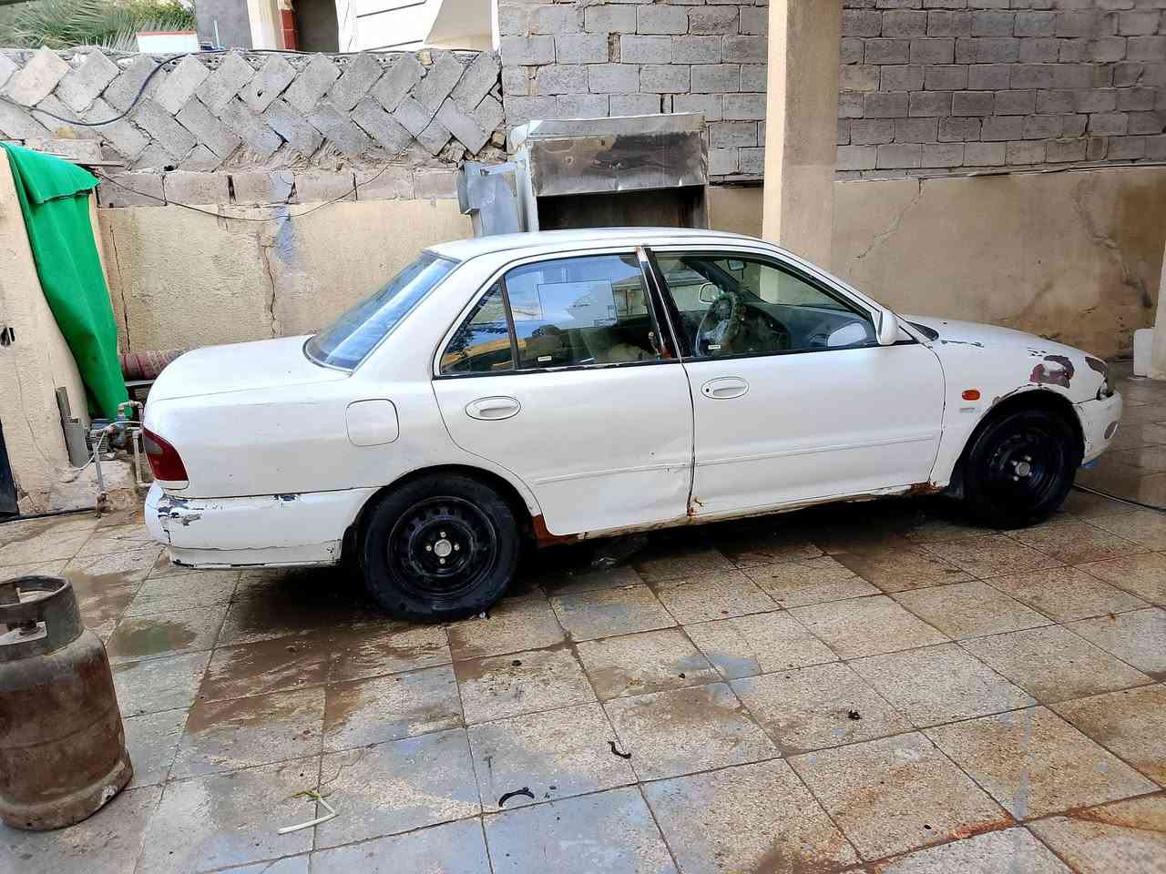 ويره ٢٠٠٢بسمي سنويه ٢٨حره لسياره نضيفه وحلوه تبريد شغال كهربائيات كله شغاله يرادله حداديه خلفيه مابيه صبغ بس لجاملغ لواضح بالصوره ممصبوغ بس مصلح بارد وبيه ضربه بالباب لخلفي ممصلحه تريد صلحه تريد تبدل باب يرادله ترتيب بصيط كير محرك خير من الله رايده ب٤٠وبيه مجال حق الجيه مكاني بغداد ابو غريب هذا رقمي وتس اب***********
