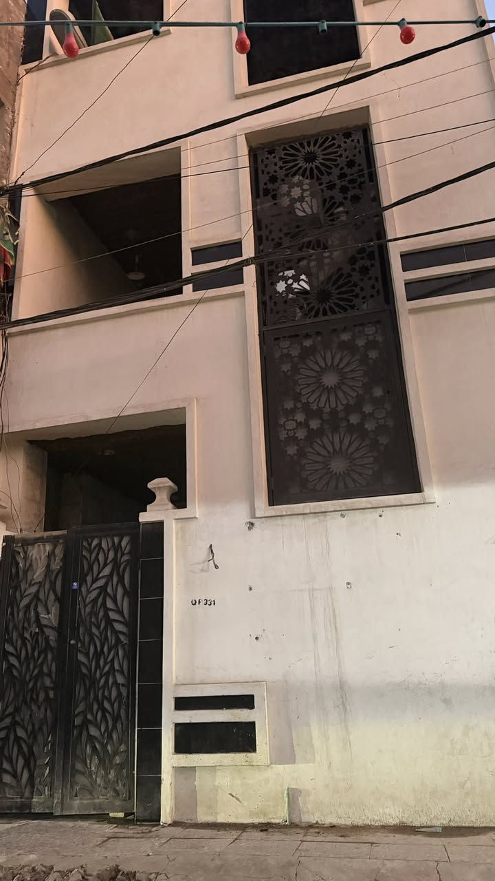 دار مساحة ١٠٠ متر للبيع  ثلاث طوابق درج خارجي نظام شقق  كل طابق معزول كافهة الخدمات يتكون من 5غرف نوم وخدمات صحية لكل طابق ومطبخ وصالة وحمام خارجي طابق الثالث غير جاهز نقص ارضيه وبياض  الدار جديد بناء٢٠٢١ وطابو ملك صرف سند ٢٥ 
الموقع مقابل حسينيه اصحاب الكساء  
رقم ***********
