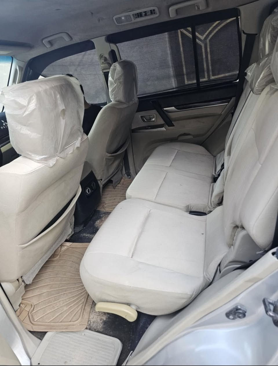 سلام عليكم 
للبيع فقط فقط بدون مراوس 
باجيرو مواصفات عاديه               2016 
بيهه صبغ 
على قول لسان راعيهه انو واكع عليهه باب المزرعه 
بس اني ابيع واقع حال صبغ عام بدون دواخل السياره كلش نضيفه وجاهزه
سعر 142 ورقه مجال جدا بسيط 
عنوان بغداد زيونه 

***********
