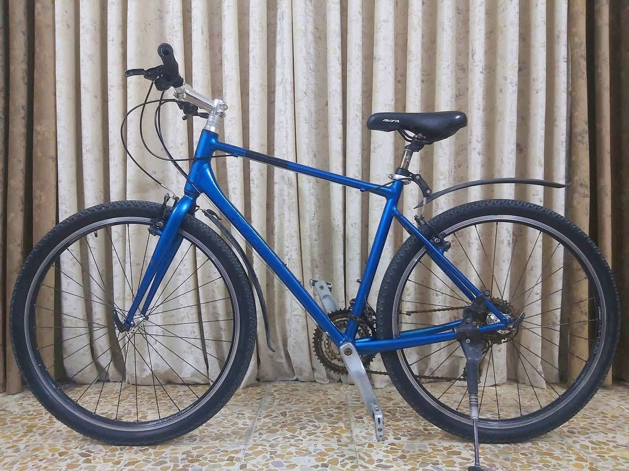 جوه السوك ابلاش 👇👇👇

دراجة نوع 700c ماركة GIANT GRANER غني عن التعريف لشة مضلعة نظافة 95/% 

معدن فول المنيوم 
                       سستم شيمانو كامل 
                                                  كيورة سحب دفع شاشة

دشالي 3امامي 8خلفي 
                              نظام الويالة كمبليون 
                                                         قياس الفريم 50M

حجم 27,5       
                     تايرات KENDA يتحملن اوزان ثقيلة 
 
السعر 150الف 

((العنوان/بغداد/البلديات)) رقم الهاتف ***********
