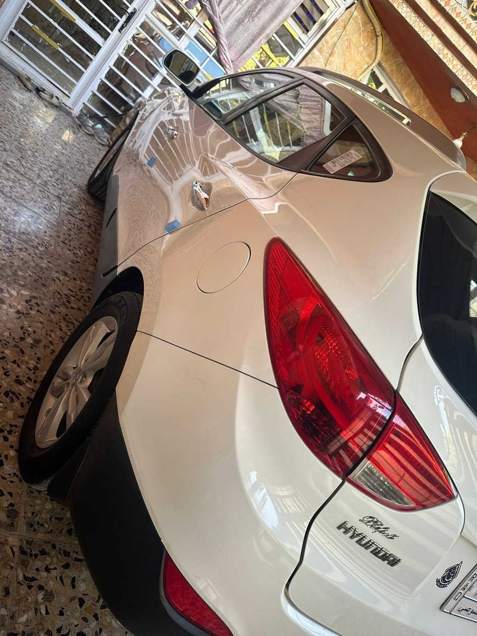 السلام عليكم للبيع توسان 2010 وراد امريكي  صبغ جاملغ عكس سائق وتبديل باب وصبغ باب خلفي  وداير مال جاملغ خلفي سياره خير من الله محرك وكير خير من الله مكينه 2400 دوش صدر امامي خلفي كله جديد  تخم تاير كهربائيات سياره كلها شغاله سياره جاهزه من كل نواحي رقم بغداد الإنكليزي جديد بأسمي مكان سياره بغداد السعر117 وبيه مجال رقم الهاتف ***********
