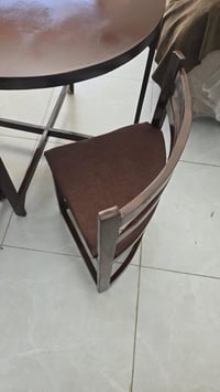 ميز طعام • ٤ كراسي