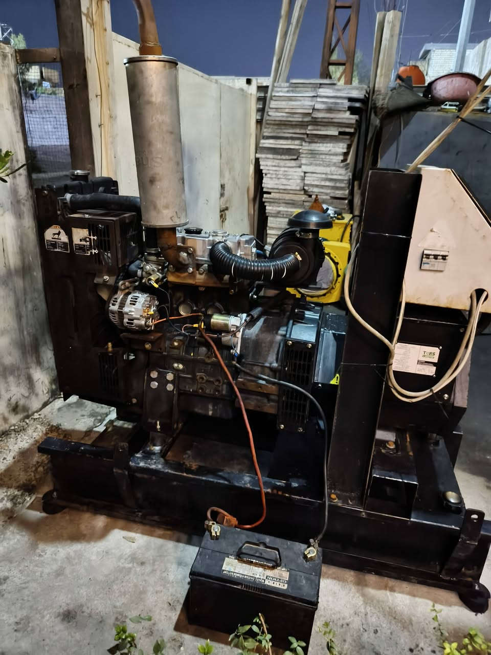 سلام عليكم مولد بيركنز شاصي ٣بستم رأس توليد ١٥kv شاشه ٥١١٠حمايات نظام أوتو جاهز للعمل اسعر٢٥$رقم الهاتف ***********
