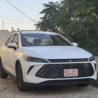 کوین پڵەس qin plus 2025 ڕەنگی سپی  ناو زەیتونی 2.900 ڕۆیشتووە وەک سفرە...