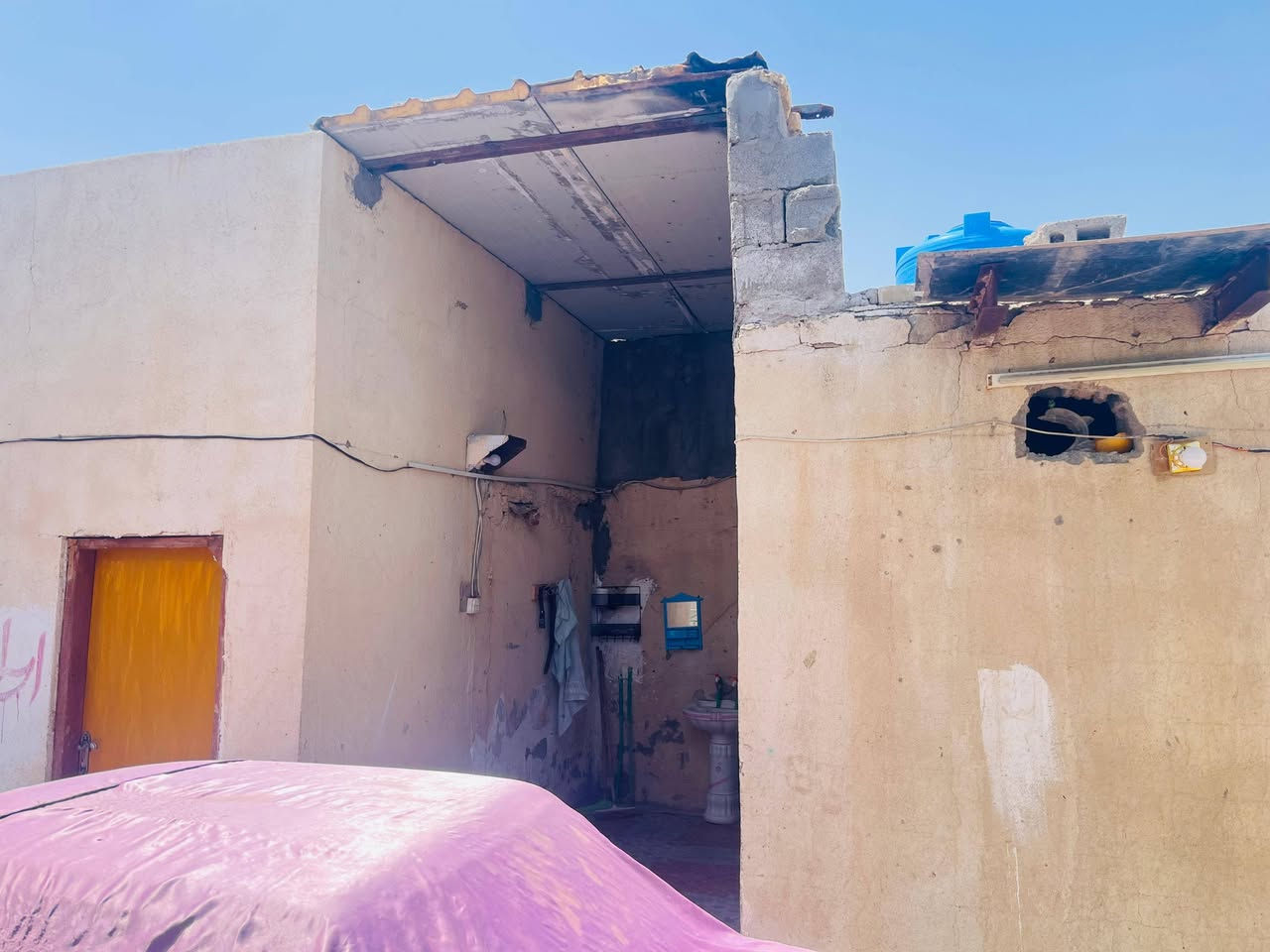 سلام عليكم بيت للبيع يحتوي على غرف 2 ودوانيه واكو مجال هيكل للدوانيه يصير بي 3 غرف ودوانيه وهول ومطبخ وحمامات وحديقه امام البيت وخلف البيت مساحه الكليه 350 العقار  زراعي
سگف مالته عگاعده السطح ما يخر ابد
كراج جبير يشيل 3 سيارات وامام البيت ساحه جبيره بيهه مواكب يعني البيت ما مضايق بس مو من ضمن البيت 
وبصف البيت الك مترين يبعد عن شارع العام اقل من 200 متر السعر 30 وبي مجال للشراي لمو شراي لا يتصل 
الرقم ***********
 العنوان البصره الهارثه حي المرتضى
