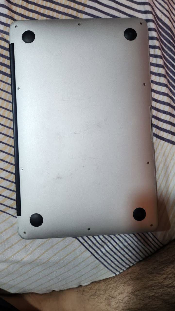 ماك بوك اير ٢٠١٥
ب١١٥ الف 
***********
يوجد توصيل
