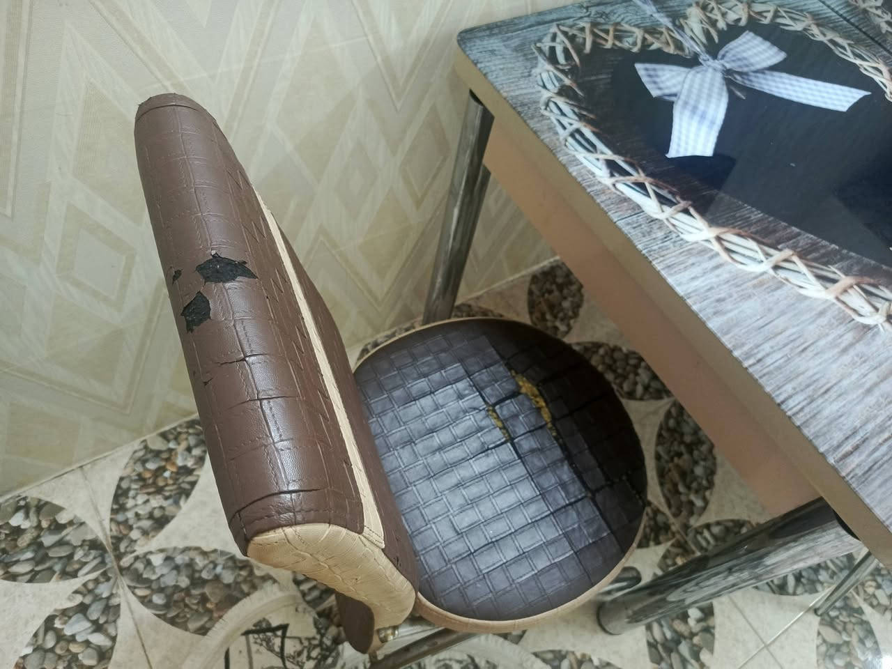 ميز طعام و 3كراسي والعيب مبين بصورة بل كراسي العيب والميز يكبر يصير على كد 6كراسي. السعر 50الف وبي مجال


**إذا كنت صاحب هذا الإعلان وتريد حذفه لأي سبب، رجاءا أرسل رسالة إلى الدعم الفني**