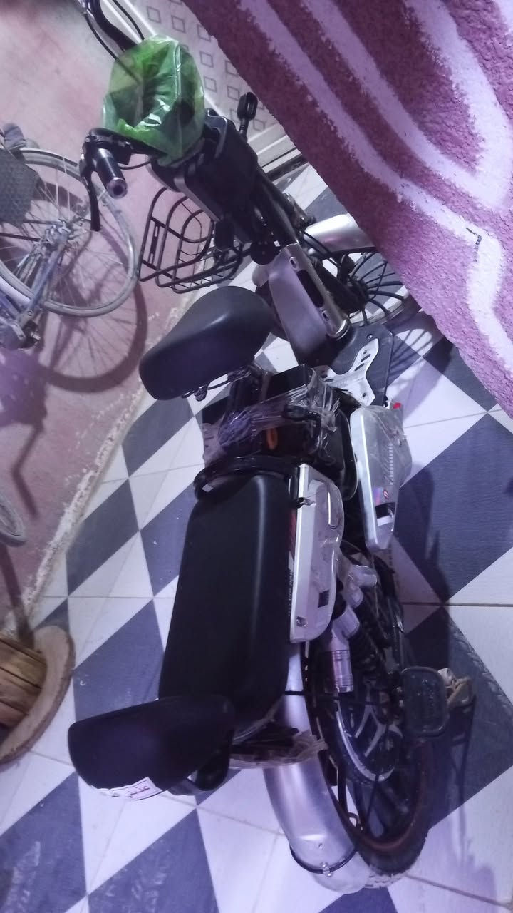 السلام عليكم دراجه شحن للبيع موديل 23 بطاريات ست بطاريات وعقد جديد بس ناقصك كفرات دراجه كاملهى على خير حبايه ***********
