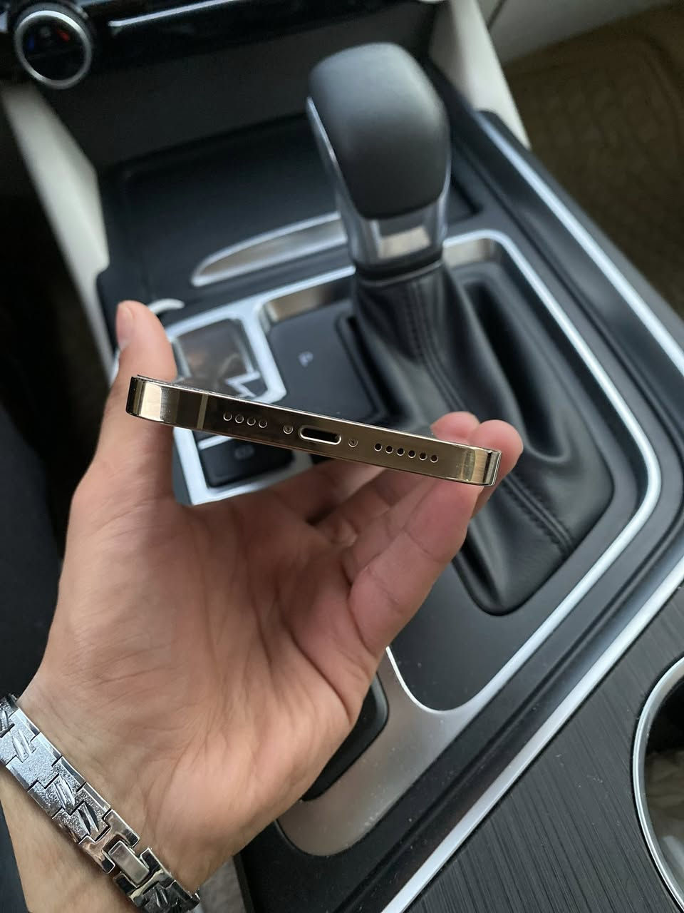 ايفون 13 برو ماكس ذاكره 265 بطاريه 85 عربي شرق اوصط دبل سيم لوك شخط مابي سعره 625 قفله 
***********
