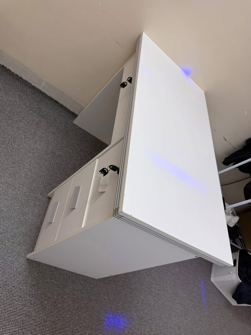 مێزێکی داری ڕاقیی هەرزان..
سەرەتا نرخەکەی 50هەزار بێ مەعامەلە و شت 
ناونیشان:هەولێر 
رەقەم :         ***********واتساپ لەسەرە 🖤

مێزێکی خاوێنە و دارە گەندەی بازاڕ نیە یەک دانەی بەردەستە  
سەرتا بەرزیەکەی : 75سانتیمە و وەکوو لە وێنەکە دیارە  
پانیەکەی :100سانتیم رێک و پێکە ئەتوانی بۆ خوێندن یاوەخود بۆ کاری کۆمپیوتەر بەکاری بهێنیت 
درێژیەکەی 94سانتیمە  

هەروها دوو کیلل خۆی لەگەلە کەم بەکار هاتووە عیساب نووێ بۆ بکە ❤️
