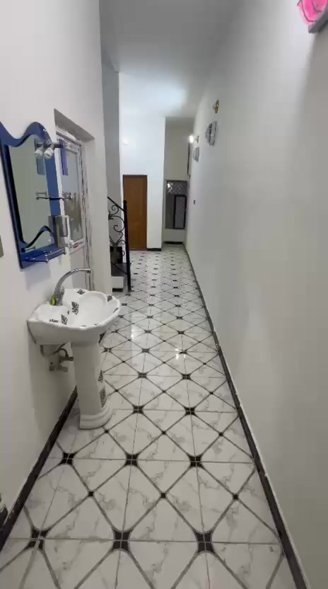 دار للبيع حي النداء منطقه ال58 قريب عله الشارع الكفيل التبليط جدا 
بناء جديد طابوك النهروان 100متر
طابقين الطابق الثاني سويتين يعني غرفتين وصاله ومطبخ عدد 2وصحيات عدد 2 للاستفسار الاتصال على الرقم ***********
