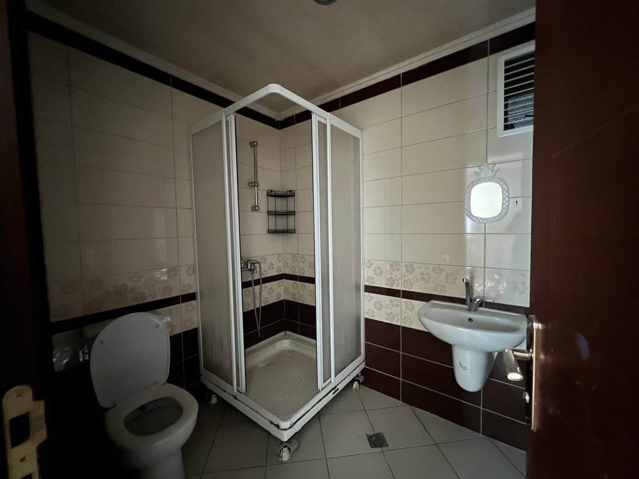 ‏‎شقة للبيع  في مجمع افروستي -دهوك 
‏‎عمارة:B57
طابق:4
‏‎‏‎المساحة ١٨٦م
‏‎غورقة :٣+١
‏‎واجهة. شمال -غرب 
‏‎‏‎اذا كنت ترغب في شراء شقة او بيعه يمكنكم التواصل معنا
‏Tell-0750 147 2738
‏Whatsappe-Viber
