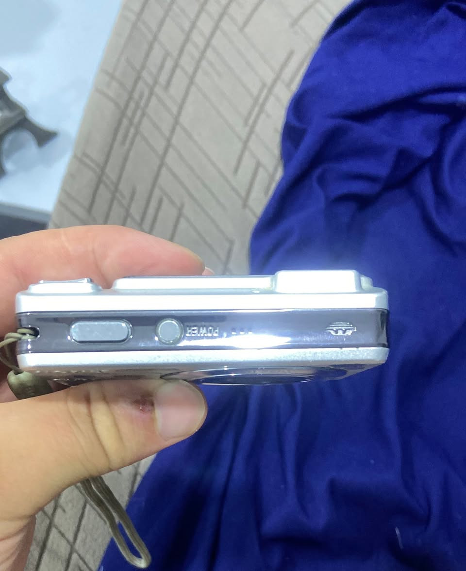 سلام عليكم كاميره sony  cybershot بس بطاري ما يشتغل بعد عيب مابي سعر مناسب رقم ***********
