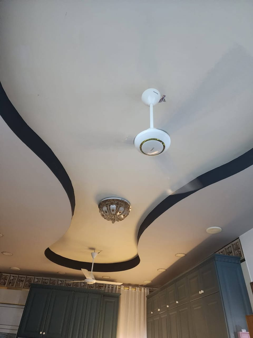 دار سكن حي الفرات طريق السنيه السياحي قرب عيادة الثقه.[تفاصيل الدار]:غرفتين نوم صاله ومطبخ مفتوح عالصاله واستقبال  وحمامات عدد٢ داخلي وخارجي.بناء درجه اولى كونكريت كهرباء بوري ماي مجاري يبعد عن الشارع ٣٠م  المساحه ١٨٥م طابو عثماني سند ٢٥ بي وصل من البلديه لتمليك.  البيع مع الاثاث او بدونه.للاستفسار الاتصال عالرقم ***********
