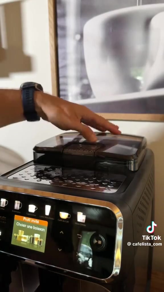 إليك تفاصيل ماكينة القهوة Philips 5400 Series (تحديداً موديل EP5447/94) باللغة العربية:
philips coffe machine 5400   *********** فی اربیل
​تعتبر هذه الماكينة الأوتوماتيكية بالكامل واحدة من أفضل وأحدث إصدارات شركة فيليبس، وتتميز بنظام الحليب الشهير LatteGo السهل التنظيف.

​تستطيع هذه الماكينة تحضير 12 نوعاً مختلفاً من المشروبات (القهوة والحليب) بلمسة زر واحدة وبشكل أوتوماتيكي بالكامل.

​المشروبات التي توفرها Philips 5400 (عدد 12):

​يمكنك اختيار وتخصيص المشروبات التالية عبر شاشتها الملونة التي تعمل باللمس:

​Espresso (إسبريسو)

​Coffee (قهوة كلاسيكية سوداء)

​Americano (أمريكانو - إسبريسو مع ماء ساخن)

​Cappuccino (كابتشينو)

​Latte Macchiato (لاتيه ماكياتو)

​Café au Lait (قهوة بالحليب على الطريقة الفرنسية)

​Caffé Latte (كافيه لاتيه)

​Ristretto (ريستريتو - إسبريسو مركز جداً)

​Flat White (فلات وايت)

​Espresso Lungo (لونجو - إسبريسو بحجم أكبر)

​Café Créme (كافيه كريم)

​Travel Mug (إعداد خاص لملء كوب السفر المحمول)

​بالإضافة إلى خيارات أخرى مثل:

​Milk Froth: رغوة الحليب فقط (لإعداد الهوت شوكليت مثلاً).

​Hot Water: الماء الساخن لتحضير الشاي.

​أبرز المواصفات والميزات الفنية:

​نظام الحليب LatteGo: يتكون من قطعتين فقط وبدون أي أنابيب داخلية، مما يجعله أسهل نظام حليب في التنظيف (يمكن غسله في 15 ثانية فقط تحت الماء).

​خاصية Extra Shot: تتيح لك إضافة جرعة (شوت) إضافية من الإسبريسو لجعل القهوة أقوى، دون إضافة طعم المرارة أو الحرق.

​ملفات تعريف المستخدمين (User Profiles): تتيح حفظ إعدادات 4 مستخدمين مختلفين (تخصيص كمية القهوة، كمية الحليب، ودرجة الحرارة)، بالإضافة إلى بروفايل خاص بالضيوف (Guest).

​تخصيص القهوة (My Coffee Choice): يمكنك تعديل قوة القهوة، كمية المشروب، وكمية رغوة الحليب بكل سهولة عبر الشاشة.

​مطحنة سيراميك (Ceramic Grinder): شفرات الطحن مصنوعة من السيراميك القوي الذي يتحمل طحن ما لا يقل عن 20,000 كوب دون أن تسخن الحبوب، مما يحافظ على نكهة القهوة الأصلية (تحتوي على 12 درجة طحن مختلفة).

​فلتر AquaClean: يمنع تراكم الكلس والأملاح. إذا تم تغيير الفلتر في وقته المحدد، فلن تحتاج لإزالة الكلس (Descaling) إلا بعد تحضير حوالي 5,000 كوب.

​ملاحظة خاصة بالصيانة والعناية (Maintenance):

​مثل بقية موديلات فيليبس (مثل 3200 أو 2200)، فإن مجموعة التخمير (Brew Group/ المكبس الداخلي) قابلة للإزالة بالكامل. يجب غسلها أسبوعياً بالماء الفاتر، ويُفضّل تشحيم المفاصل ومسارات الحركة كل بضعة أشهر باستخدام الشحم الغذائي الخاص (Food-grade Grease) لضمان حركة المكبس بسلاسة وحمايته من الضغط أو التلف.

إليك تفاصيل ماكينة القهوة Philips 5400 Series (تحديداً موديل EP5447/94) باللغة العربية:
