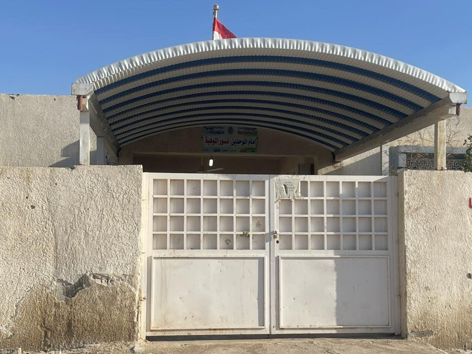 السلام عليكم اخوان قطعة ارض للبيع المساحة ٤٠٠م 
قرب  معمل الزيوت السيطرة القديمة 
مقابيل المدرسة الجديدة 
ماء او كهرباء على الشارع الرئيسي 
للاستفسار ***********
