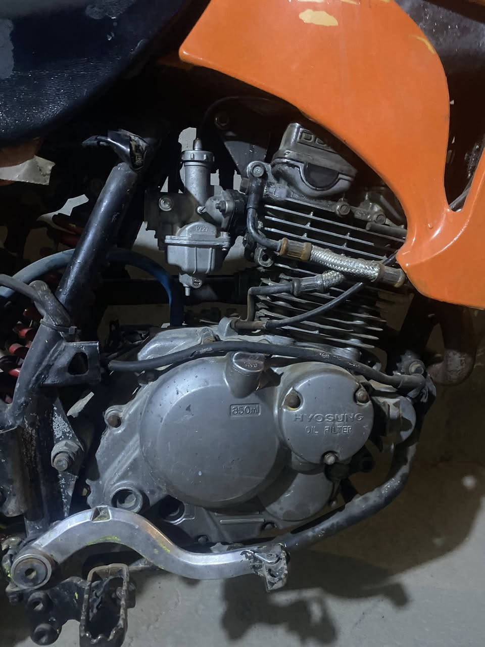 سلام عليكم للبيع دراجه قفاز هاي سونك كوري 125 بيها تدخين او تنقيص دراجه شغاله دبلات حلوه كفرات يرادلهن صبغ نفس ما اموضح بل صور الدراجه شغاله سلف بس الباتري كاعد تشتغل دفعه الباتري ميت الايت جديد بس ما مربوط كفرات كامله اوراق مابيها اكفلك سرقه او عشاير تايرات جدد وياله زينات  ابريك خلفي بل مكان  زنجيل جديد الدراجه حلوه اعيد او اكرر كايمه بس تشتغل لا اتكلي شبيها السعر 600 او بيها مجال مكان بغداد فلكت سلمان *********** ما متواجد خاص
