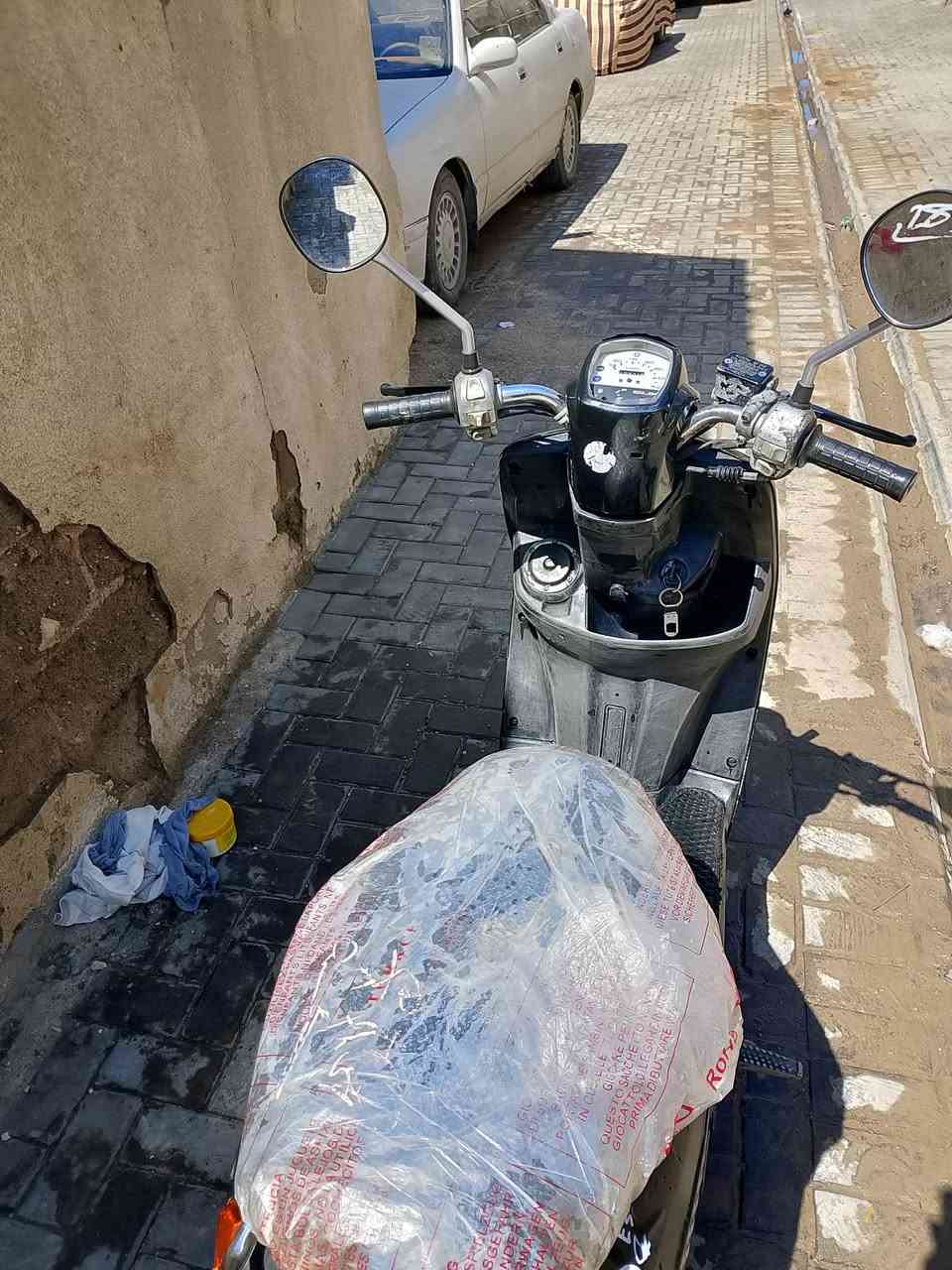 سلام عليكم دراجه للبيع دراجه ما مفتوحه وعل فحص اني ويااك كفرات بلاديه مو تجاريه ومختمات وسودات مختمات ويا لمحرك  كهربائيات كله شغال سلف اشاير 
ما عدا جامه مال عداد مكسورا يرادلها تبدل بس 
مكاني بصره نجيبيه
سعر 925وبيها مجال 
تواصل واساب بس ***********
