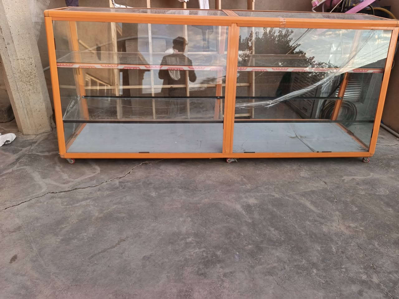 سلام عليكم ميز البيع طول مترين ونص سعر الواحد 100 ***********
