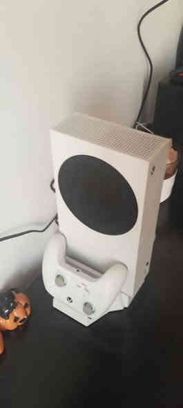 جهاز اكس بوكس سيريس اس كامل مع ملحقاته مع يده اضافيه مع ستاند شاحن وحامل لليدات والكارتونه موجوده نظيف جدا استخدام قليل مع حساب جيم باس شهرين اذا احد يراوس بسيريس اكس او بيع السعر 350الف ضمان ماداخل صيانه هو واليدات مكفوله تجي تفحص يالله تاخذه بغداد حي الخضراء ***********
