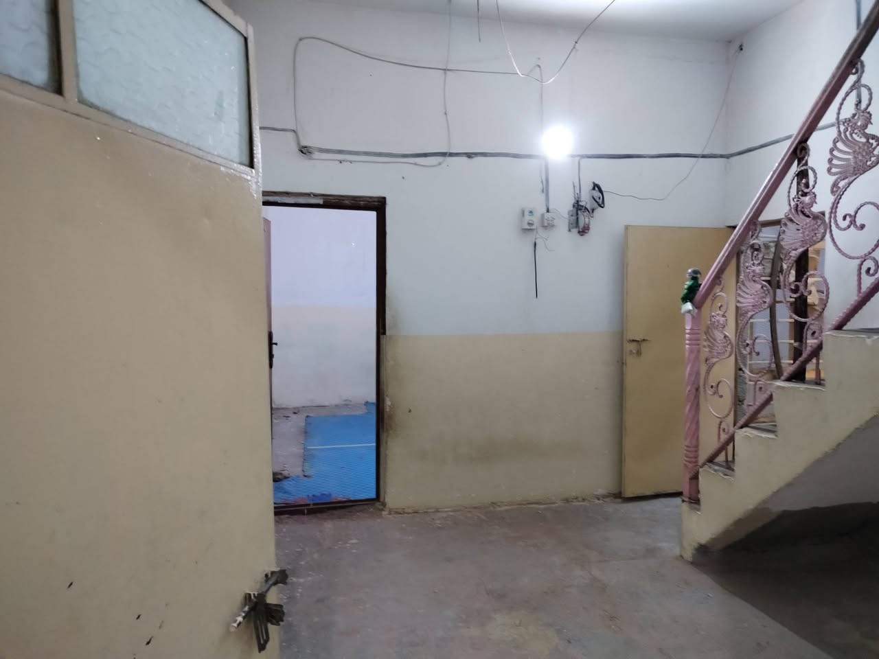 يوجد بيت للبيع المساحة 100 م في حي الأمن الداخلي مطلوب مبادرة يباع بتطلوعة تسديدة الشهري 416الف بناء عگادة يحتوي على محل و3غرف نوم استقبال مطبخ صالة صحيات داخلية وخارجية الطابق الثاني سندويج شارع 10م قرب مدرسة السلامة التطلوعة 50وبيها مجال
للأستفسار الأتصال على الرقم
***********
