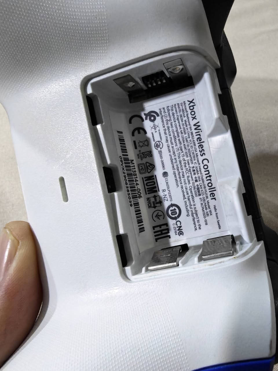 جيستكات عدد ثنين وحده ايليت 2 والثانيه عاديه لون ازرق
الزرقه بيها درفت بالكير الايسر فقط 
نظيفات جدد غير مفتوحات للمراوس مع العاب بلي ستيشن 5  او جويستكات بلي 5
مكاني بغداد زيونه ***********
