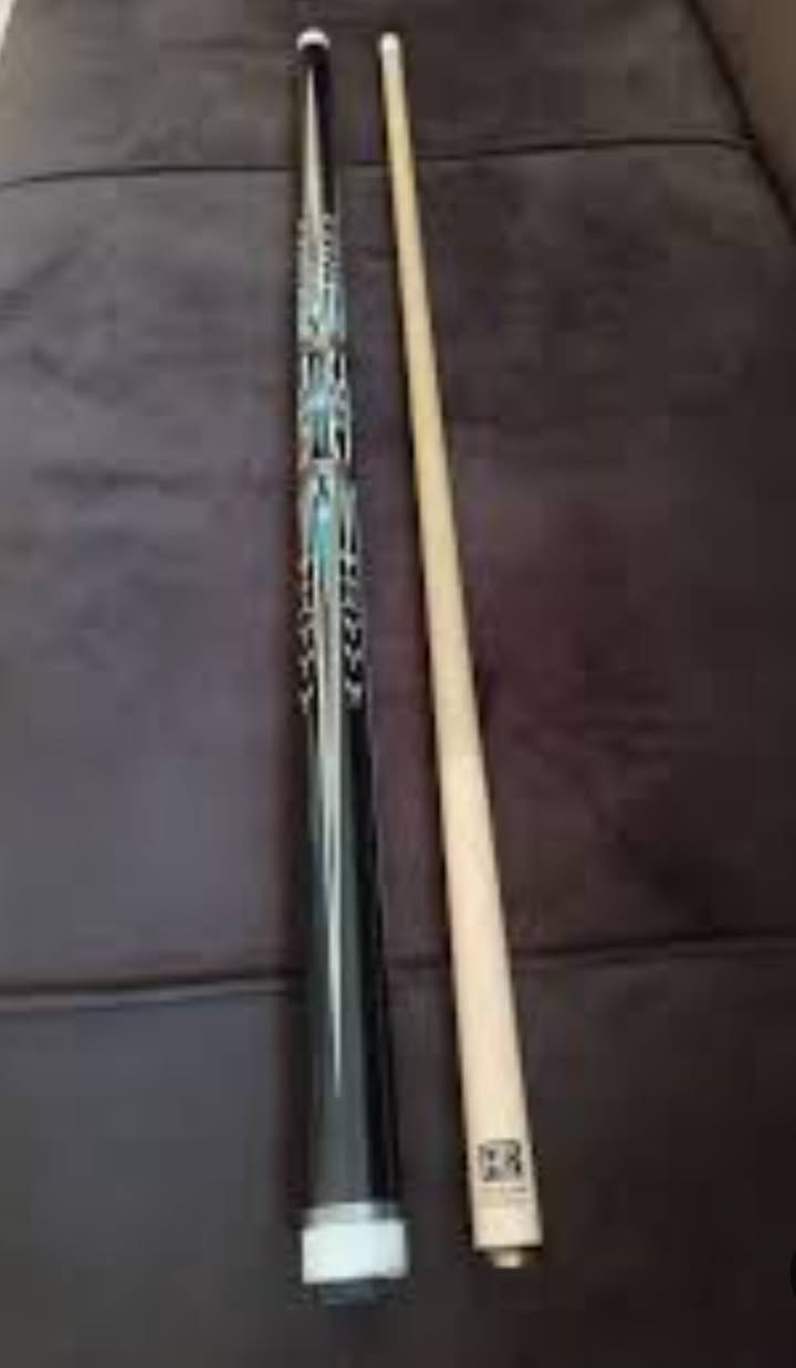 كيوب بليارد مع طوبات وجنطه السعر ٨٠ الف مع توصيل راسل خاص ***********
