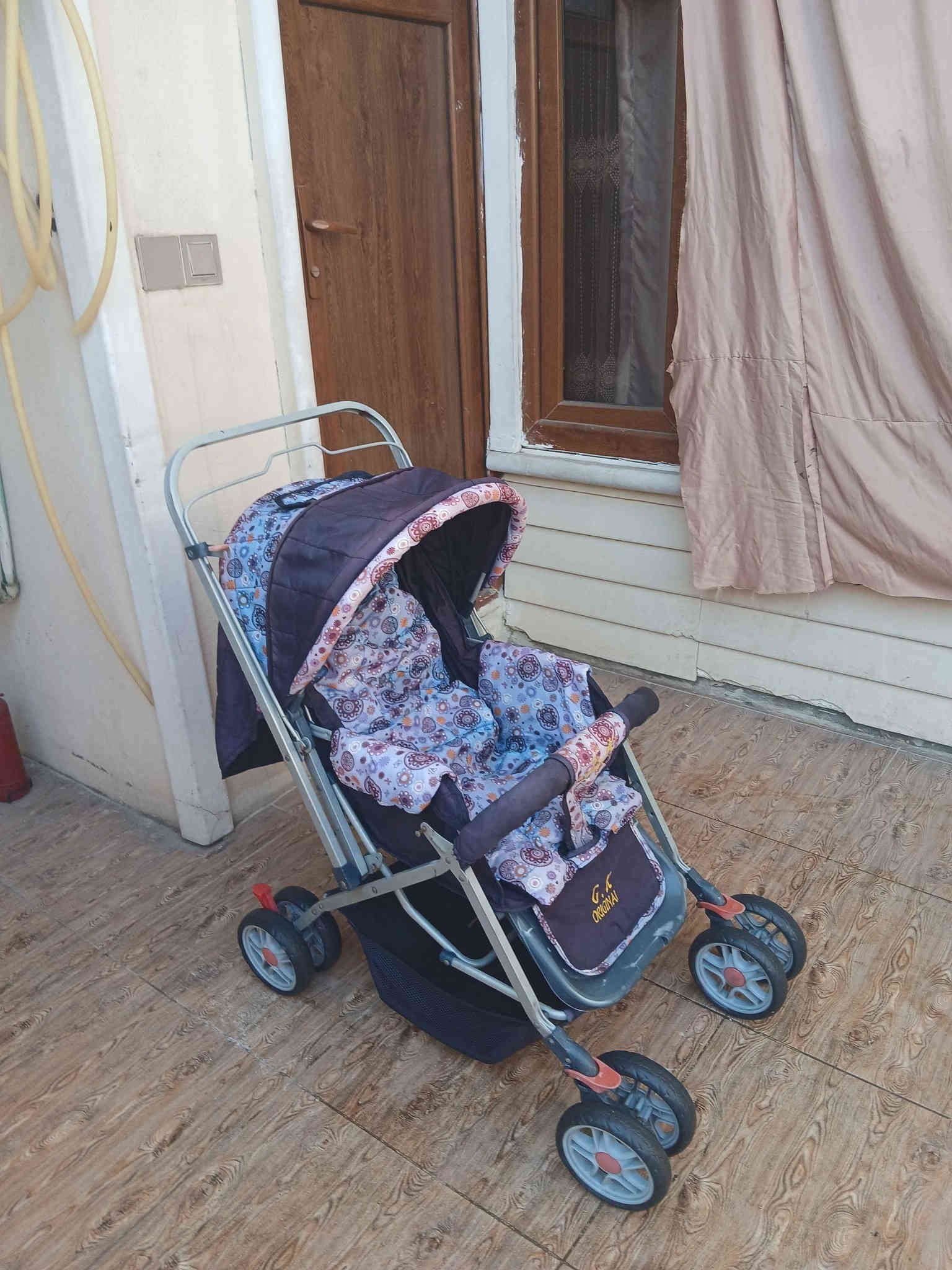 عارەبانەی مناڵان زۆر پاک و جوان و بێعەیب 8 تاییە،  کورسیەکەی پاڵ ئەخرێ بۆخەوتن و تەواوتەختەکرێ
، قایشی بەستنەوەی هەیە ، ژێری پێوەیە بۆشت هەڵگرتن

،  تایەو ئیسۆپی زۆر مەزبوتەو بچوک ئەکرێتەوە بۆناوسەیارەو شوێن کەم ئەگرن ، 
سعری زۆر گونجاوەو سعری  30 هەزارە کۆتای

سلێمانی ، گەیاندن هەیە*********** السليمانية
