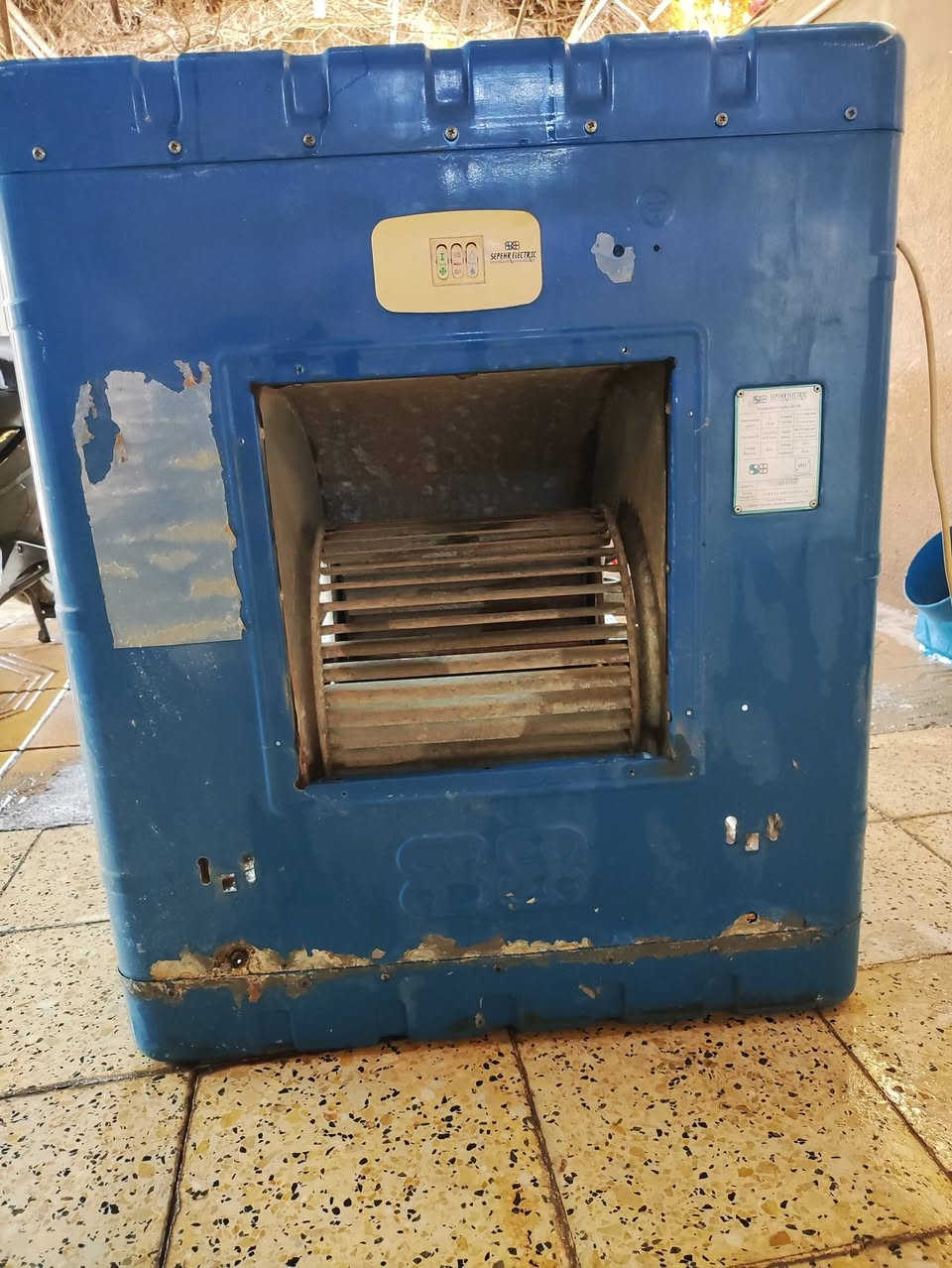 مبردة للبيع سوبر الكتريك حجم ٢.٥ شغالة ما بيها اي عيب بس صبغها من مكانات رايح شوية سعرها ١٢٥ وبيها مجال ***********
