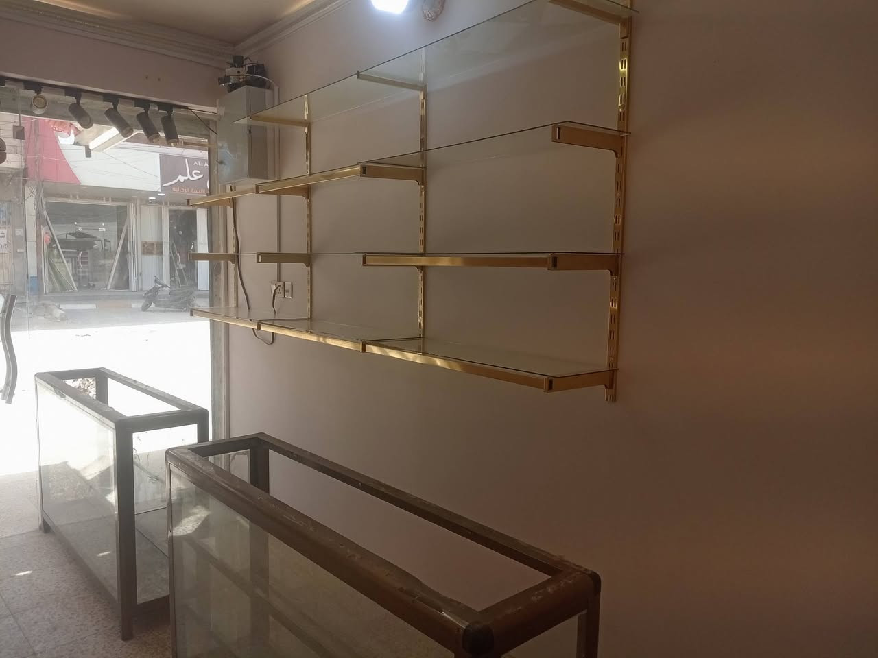 سلام عليكم للبيع
رفوف جام 
ميز جام عدد 2
للاستفسار الاتصال ***********
