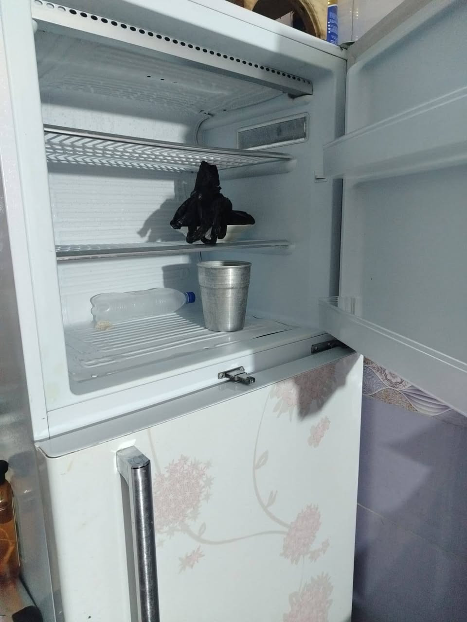 سلام عليكم ثلاجه نضيفه شغاله سعر  450 ألف وبيهة مجال بسيط كاونتر نضيف ومثل ما موضح بصورة السعر 200 ألف وبلازمه 43 سمارت هوم تكنك السعر  200الف وبيه مجال  وقنينه غاز السعر 50 ألف *********** الاتصال ع هاذ الرقم
