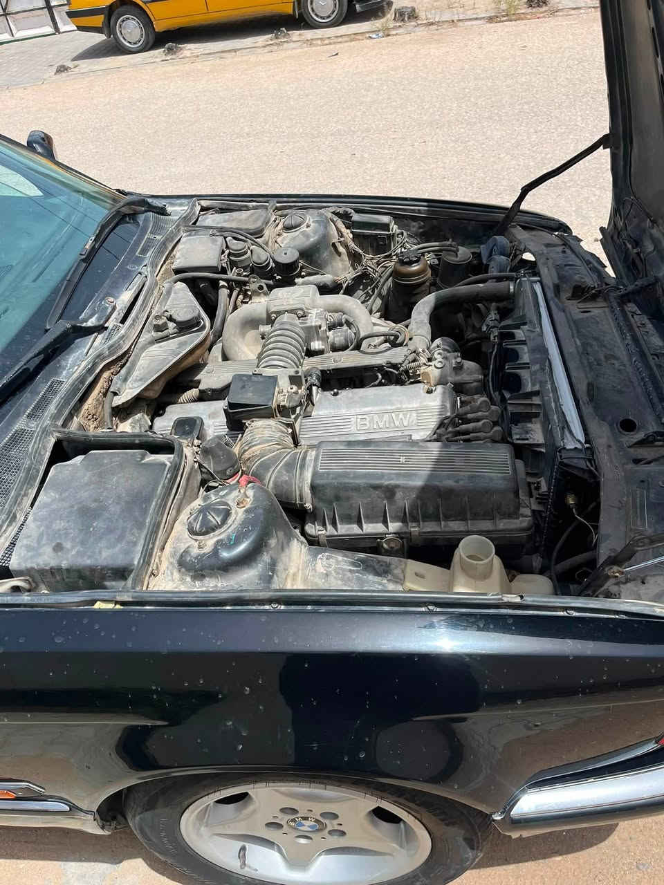 السلام عليكم 
BMW735اصل بليته وسنوية 
السيارة رقم بغداد دولي سنوية لل٢٩ باسمي شرط التحويل  موديل ١٩٩٠ راديتر جديد ٣ سراوات ومروحة كهربائية يعني انسة الحماوةاربع جام كهرباء  تشغيل عن بعد تخم ويل نجمة وتخم تاير كمبريسر تبريد وصوندات وغاز كله جديد بس نقصة الكلج مال الكمبريسر   السيارة حلوة حدادية٧٠٪؜يحتاجلها شوية ترتيب السعر٣٥وبيها مجال مكان السيارة نجف ***********
