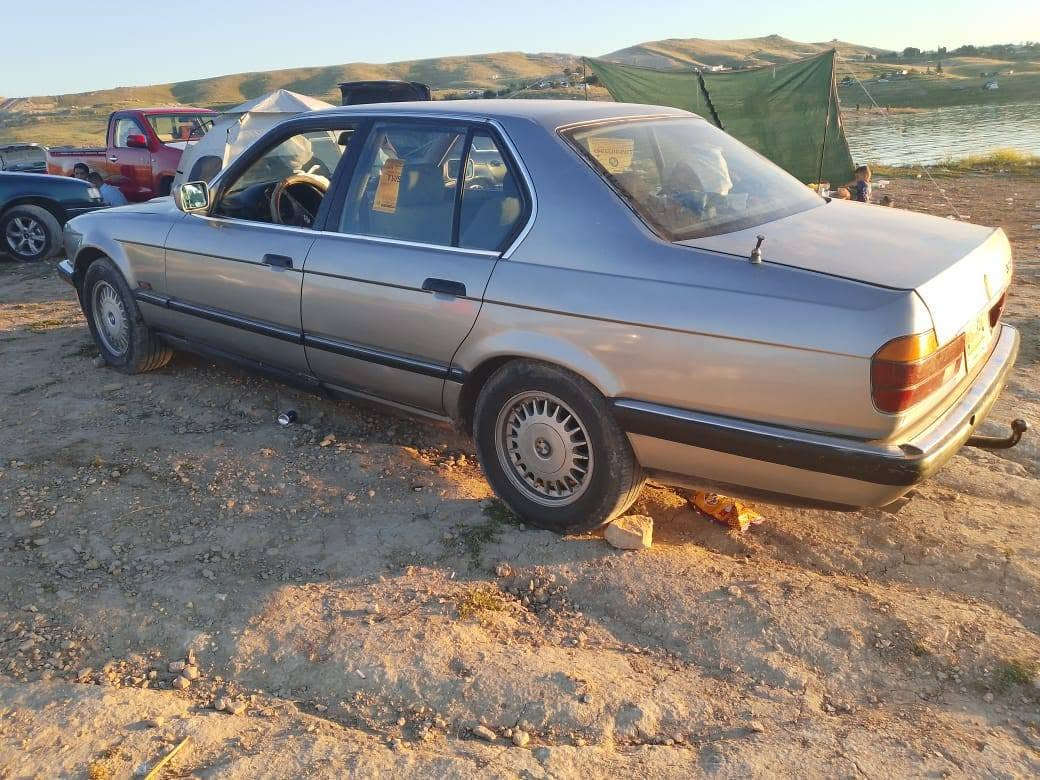 السلام عليكم بيع  أو مراوس بتكسيBMW 735  كير ومحرك شرط طخم امامي خلفي جيد جدا  جاهزه نقص تبريد فقط موديل 91 رقم نينوى شرط التحويل مكان السياره موصل  السعر ٤١ وبيه مجال ***********
