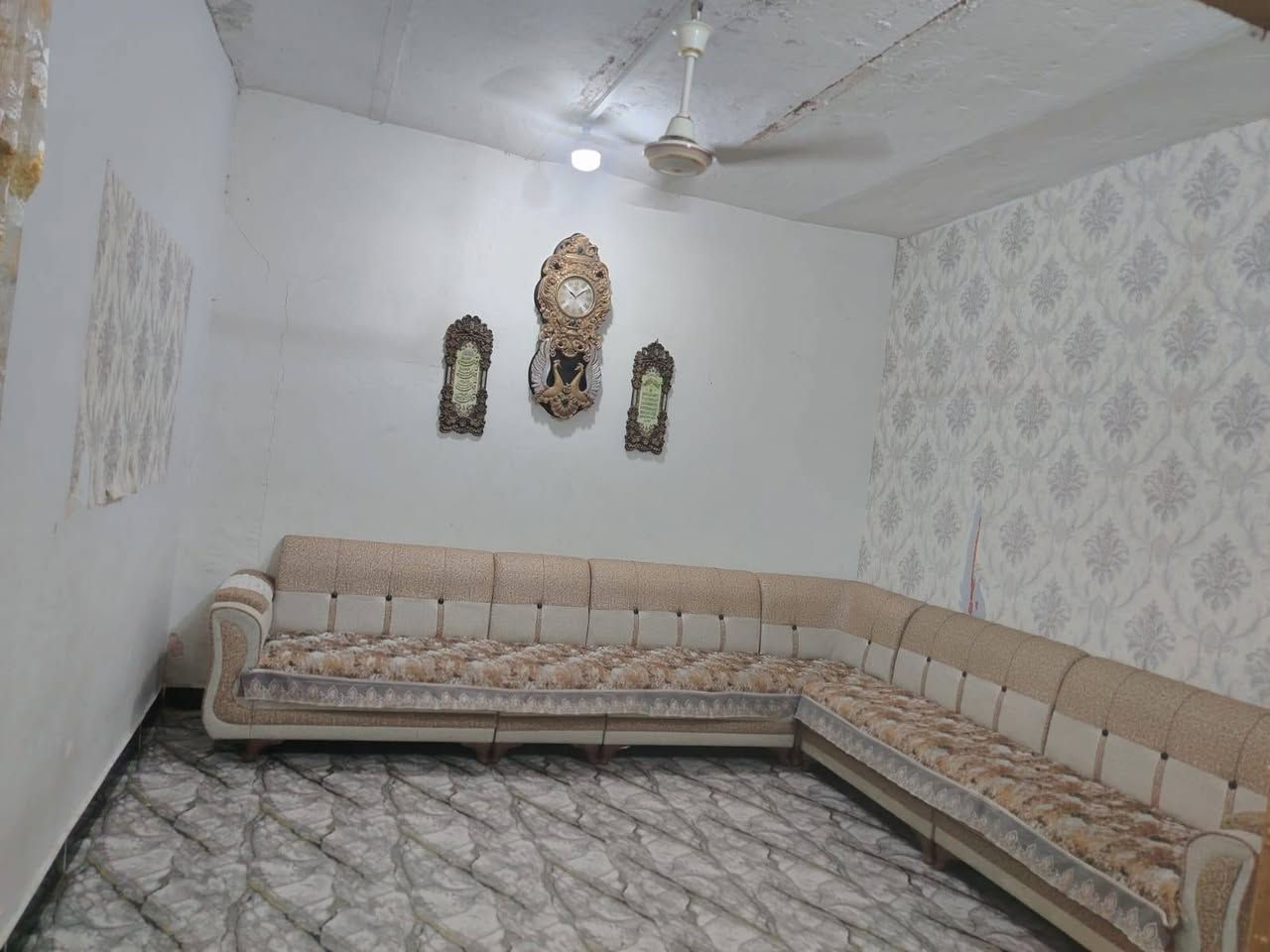 السلام عليكم بيت تجاوز للبيع بي غرفتين وصاله ومطبخ وطارمه وصحيات بصره حي الحسين شارع القاد قرب الحسينيه الزينبيه ولفوج سرايا السلام مكلف بل نشر هذا رقم *********** السعر ١١ وبي مجال
