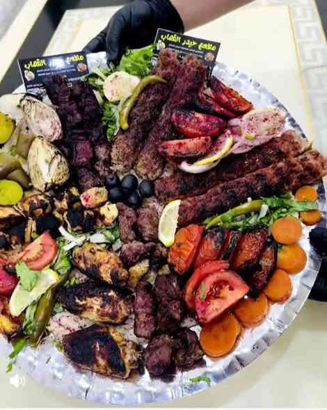 السلام عليكم     يقدم مطعم حيدر القصاب
،❤️🌷
عرض اليوم

 ( بركر عدد 2🍔🍔)) 

((بيتزا حجم وسط بلحم 🍕)) 

+((10شيش كباب 8لحم +2دجاج🍗)) 

+ ((ماعون مقبلات جاجيك +حمص بطحينه+ تفاحيه ❤️))  
 
+ 🤗(كل هذا ب.  10000 دينار فقط ويدللون الغوالي))
لحجز. طلبات التوصيل.        ***********
لحجز طلبات المطعم(  *********** )
العنوان السماوه حي الصدر شارع مصرف الدم مجاور افران 

الصدرين
