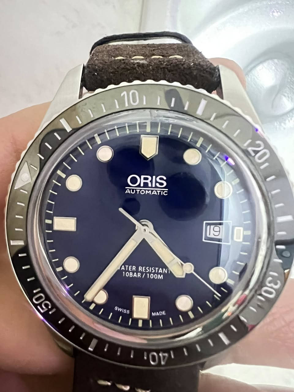 � ساعة ORIS أصلية – أوتوماتيك 🔹
ساعة رجالية فخمة من شركة ORIS السويسرية
⏱️ حركة أوتوماتيك
💧 مقاومة للماء 10 BAR / 100M
📅 تاريخ عند الساعة 3
🇨🇭 Swiss Made
🔵 قرص أزرق أنيق مع إضاءة ليلية
⌚ إطار غطس دوّار (Diver Bezel)
🧱 زجاج سافاير مقاوم للخدش
 مع كامل الملحقات والمرفقات 
الحالة: جيدة جداً 
تشتغل بدقة وما بيها أي خلل

💰 السعر المطلوب:
()
➡️ من 600 الف  دينار 

— السعر قابل للتفاوض للجادين —

📍 المكان: … السماوه 
📞 التواصل: …***********
