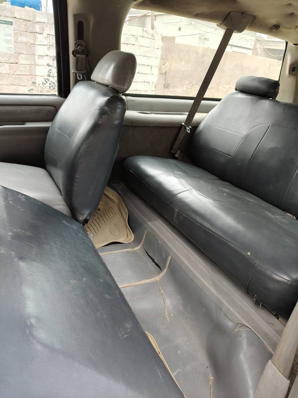 السلام عليكم
سيارة جمسي بهبهان موديل 98 (ست براغي)  مكينه 350عنكبوت كير 700 دواخل الفينات جلد سياره شغالة وين ما يعجبك اطلع رقم صلاح الدين الماني مصفرة هيئة عليها غرامه 272 الف دينار فقط سنوية نافذة السعر (35) ورقة مستعجل علبيع  للاستفسار  الاتصال على الرقم*********** متوفر واتساب المكان كوت حي الحكيم.
