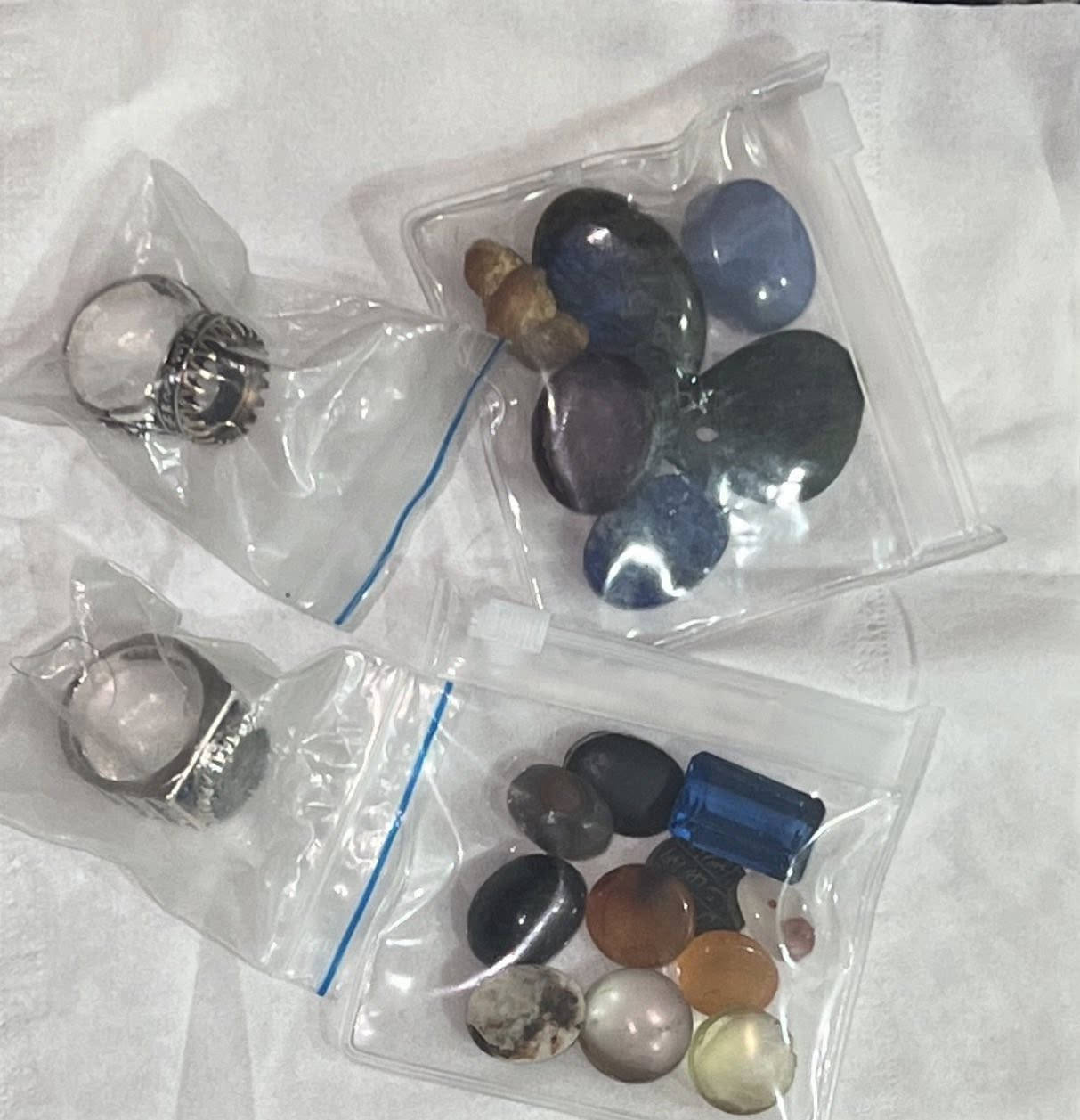 احجار كلهن طبيعيات وبالذمه 
بالاضافه الى قالبين وزنهم ثنينهم 26 غم 
للبيع قفل كلهم ب75
مكاني بغداد لايوجد توصيل


**إذا كنت صاحب هذا الإعلان وتريد حذفه لأي سبب، رجاءا أرسل رسالة إلى الدعم الفني**