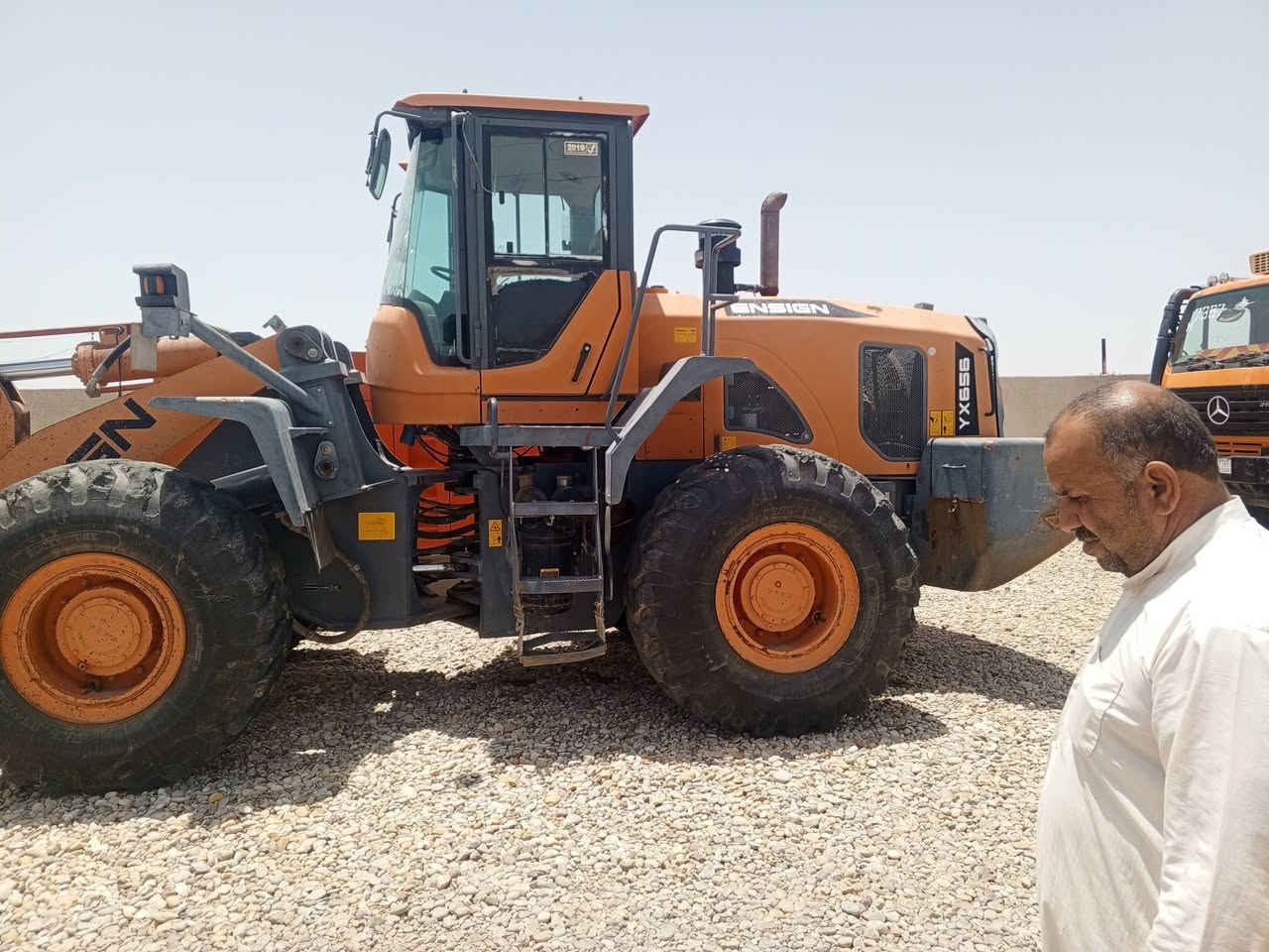 شفل صيني للبيع مكينه نساين حجم 56موديل 2015مكينه مكفوله كير ومحرك كفاله عامه مكان ميسان ***********
