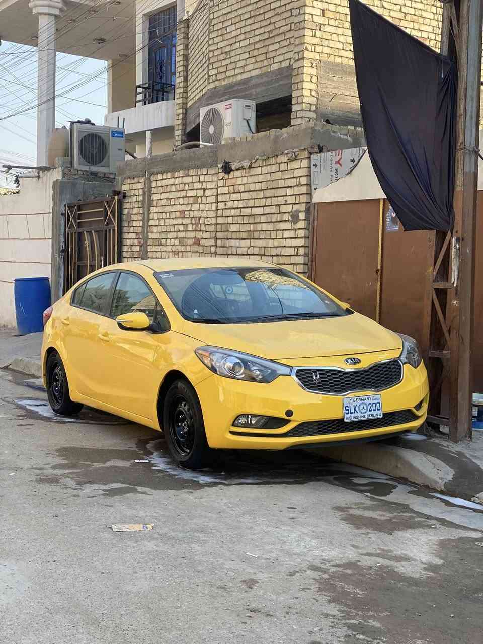 السلام عليكم كيا فورتي موديل ٢٠١٦ وارد امريكي حادثهى جاملغ وباب صفحة سايق بدون دواخل مكينه دوش سياره خير من الله  وجاهزه السعر ١١٥ وبيهى مجال مكان بغداد العبيدي .***********
