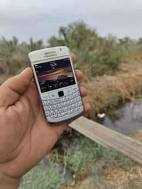 بلاك بيري لغه انكليزي بيه نقطه سوده بشاشه ممأثره  جهاز نظافه ممتازه ال...