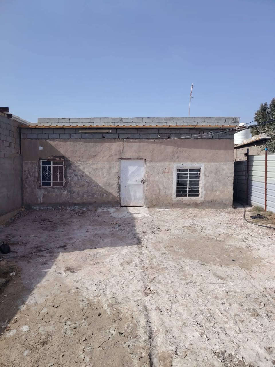 السلام عليكم من رخصت الادمن بيت للبيع عنوانه المحاويل ضبيعه قريب علا صفحه حصن جعفر البيت متكون من غرفتين نوم وصاله ومطبغ مساحته 250 متر البيت زراعي 
ومكفول من اي جها او تجاوزات ومثل ما شوفون كدامكم بل صور  سعر البيت 15وبي مجال  للتواصل /***********
