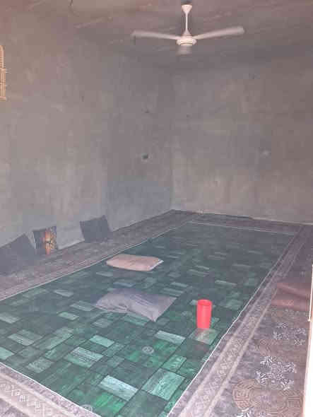 بيت زراعي للبيع ناصريه سديناويه مساحه ٢٤٠م بناء بلوك يتكون من ٣غرف وصالتين واستقبال ومجموعة صحيات خارجيه وداخليه.          سعره ٧٥ وبي مجال للاستفسار *********** او *********** مكتب نجمة الابداع
