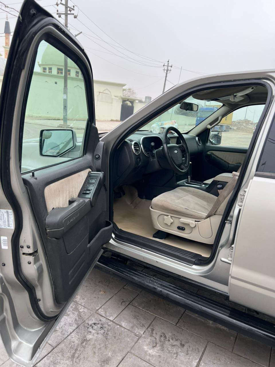ford explorer 2008 
٤ پارجەی بۆیاخە بی دەعم بێ ژورێ
گیرو مەکینە و عه دادی بە شەرت 
٣ ریز کوشن و تەبرید مەرکەزیە  
هەموو شتی بەشەرتە 
2400000
دوو ملیۆن و جوارسەت هەزار خەرامەی لەسەرە 
شوين هه ولير 
***********
نرخي ٨٨ وه ره قه أربيل, العراق
