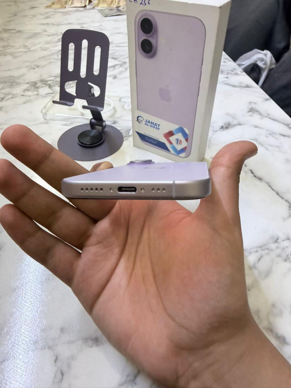 ايفون 17 عادي لون ال لافندر (بنفسجي )للبيع
الجهاز يجي دبل شريحه نموذج CH
256كيكا
الجهاز مكفول كفاله عامه 
بطاريه 100 مشحون 79 مره 
جهاز اخو الجديد
السعر مليون و 275 بي مجال بسيط للشراي 
للتواصل واتساب :***********
